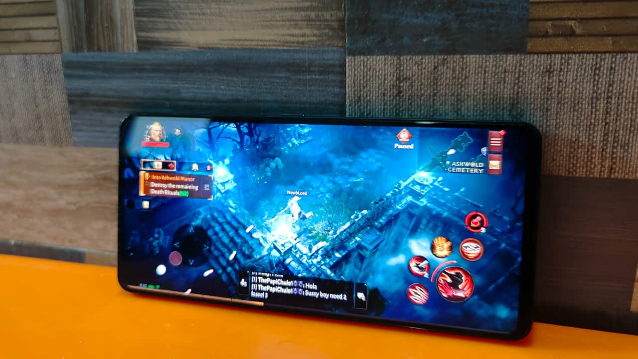 As the first smartphone to use the Qualcomm Snapdragon 8+ Gen 1 chipset in India, performance is at the heart of the iQOO 9T. Along with the chip, you get up to 12GB of LPDDR5 RAM and up to 256GB of UFS 3.1 storage. The new ‘Plus’ version of Qualcomm’s flagship chip offers a marginal boost in performance that is quite negligible. However, the Snapdragon 8+ Gen 1 SoC is touted to feature significant gains in sustained performance and power efficiency. The iQOO 9T also has a large vapour chamber liquid cooling system and Vivo’s V1+ chip to boost frame rates in games through frame interpolation. 