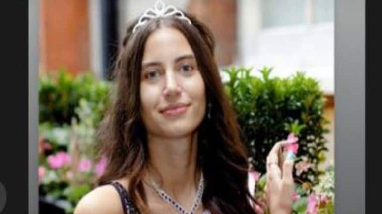 A Woman Wins World's First Makeup-Free Beauty Pageant and Wore
