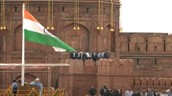 Independence Day: Prime Minister Narendra Modi hoists the national flag at Red Fort. (Image credit: PIB)