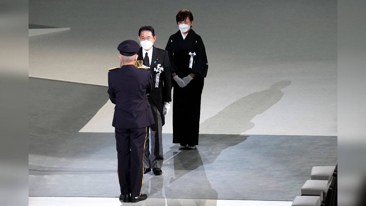 Akie Abe, widow of former Prime Minister of Japan Shinzo Abe, right, and Japan's Prime Minister Fumio Kishida hand off Abe's remains at the state funeral on September 27, at Nippon Budokan in Tokyo. (Source: AP)
