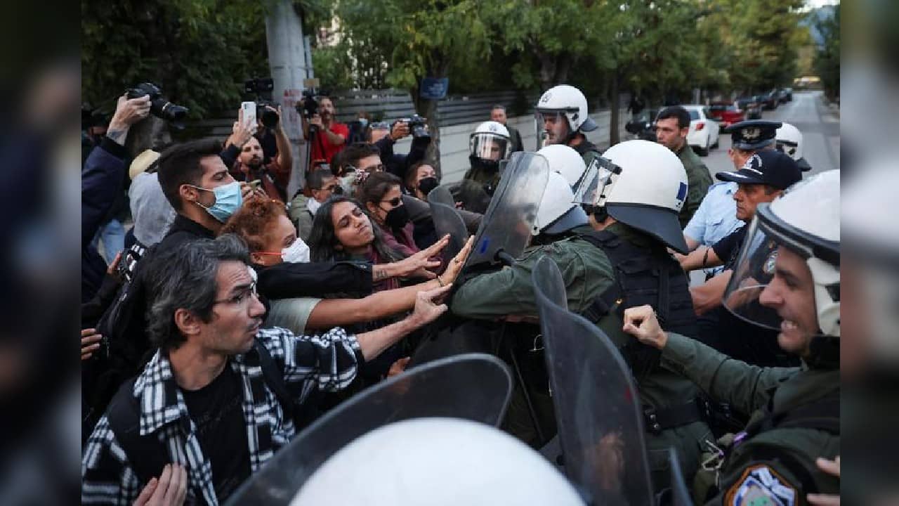 Demonstrators scuffle with riot police, during a protest following the death of Mahsa Amini, outside the Iranian Embassy, in Athens, Greece, September 22. (Image: Reuters)