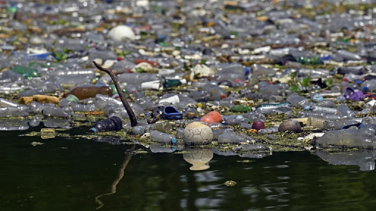 Plastic garbage covers Central American rivers, lakes and beaches