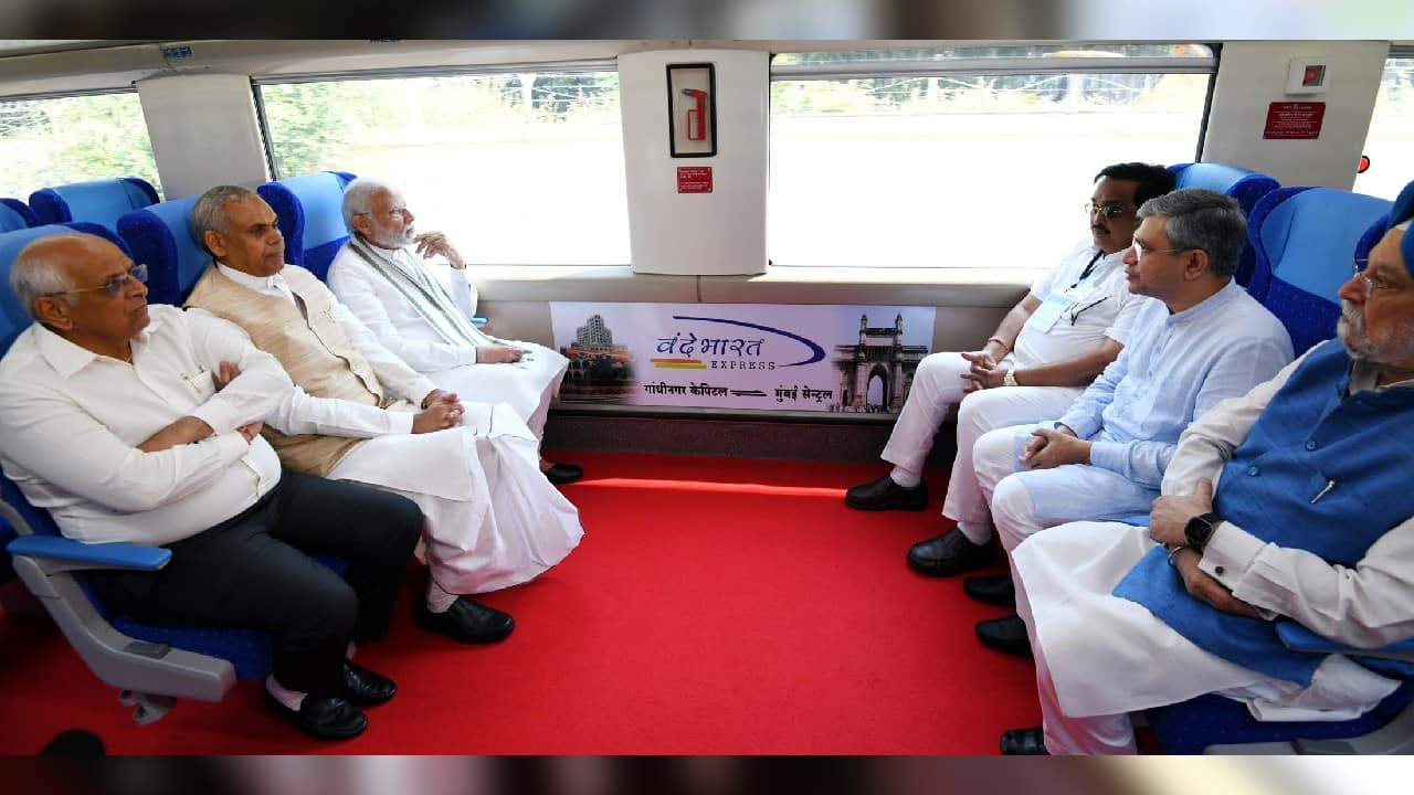 In Pics | PM Modi Flags Off New Vande Bharat Express 2.0 Running From ...