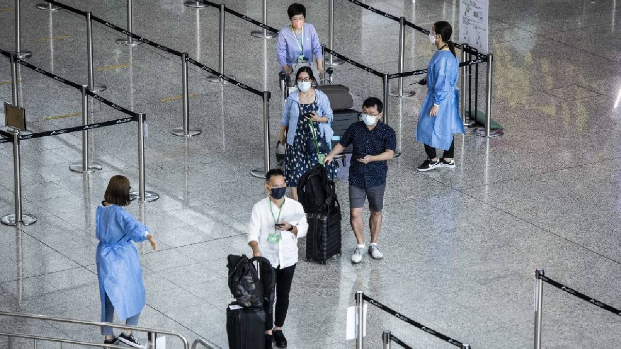 The city's daily COVID-19 infections have fallen to below 6,000 cases a day, from over 10,000 daily cases early this month. A large majority are local infections. For nearly two years, Hong Kong required overseas arrivals in the city to serve a period of mandatory quarantine in designated hotels. At one point, the city had among the world’s longest quarantine periods at 21 days of mandatory isolation. (Image: AFP)