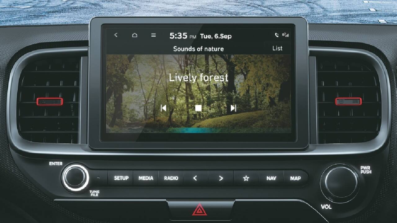 This is a lively engine, and would go very well with a crisp manual gearbox, which is why Hyundai offers it with… only an automatic transmission. It’s a 7-speed DCT and is an efficient unit, but a manual (or even Hyundai’s clutchless iMT manual) would be so much better. Still, the paddle shifters let you go into semi boy-racer mode, and you get Eco, Normal and Sport driving settings. (Image: Hyundai)