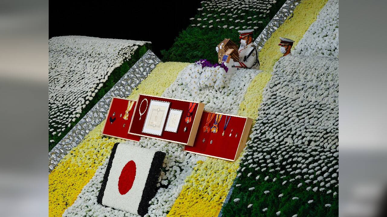 Defense soldiers in white uniforms took Abe's ashes and placed them on a pedestal filled with white and yellow chrysanthemum flowers and decorations. (Source: AP)