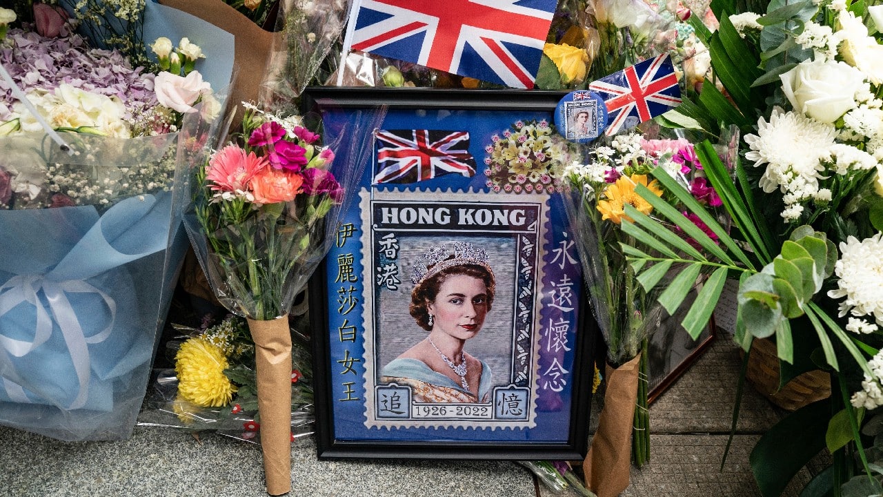 Flowers and a photograph are placed for Queen Elizabeth II outside the British Consulate in Hong Kong, September 16. (Image: AP)