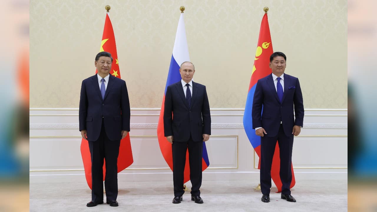 Chinese President Xi Jinping, left, Russian President Vladimir Putin, centre, and Mongolian President Ukhnaa Khurelsukh pose for a photo on the sidelines of the Shanghai Cooperation Organisation (SCO) summit in Samarkand, Uzbekistan, September 15. (Image: AP)