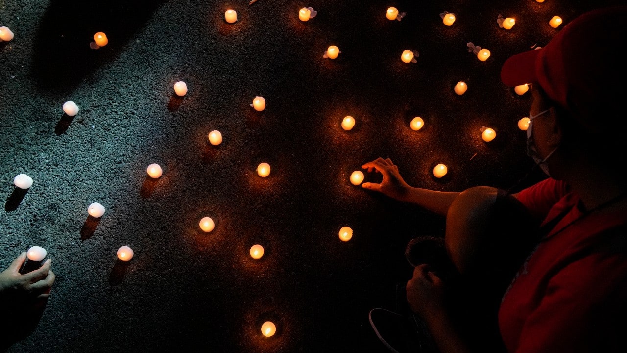 Human rights groups lights candles as they mark the 50th anniversary of martial law at the University of the Philippines in Metro Manila, Philippines, September 21. (Image: AP)