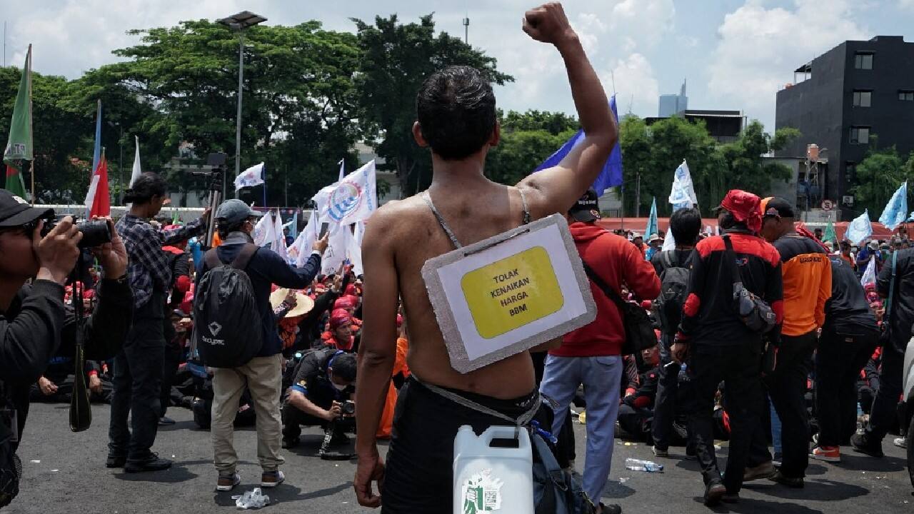 In Pics Indonesians Protest Against Fuel Price Hike