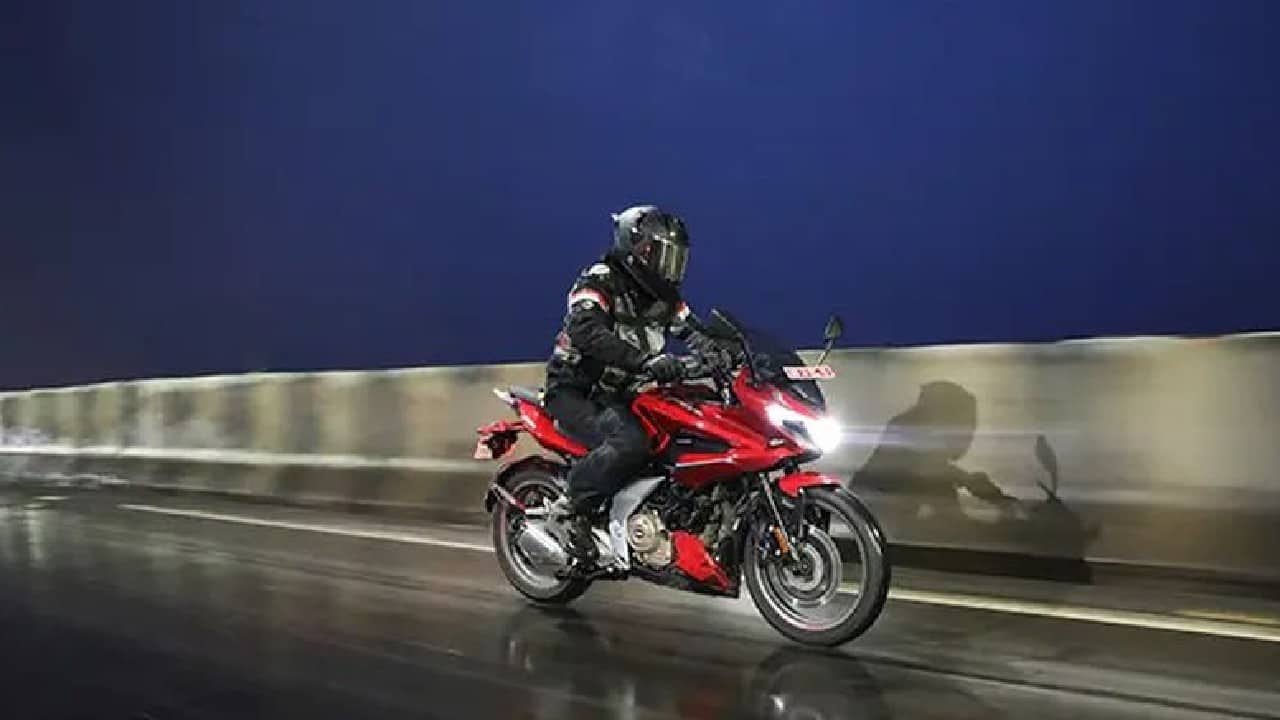 Bajaj Pulsar 250 twins | Rs 1.45 lakh | In October last year, for the first time in a long time, Hamara Bajaj brought us two new Pulsars. These weren’t only generation changes with new designs but new, bigger engines as well. The new Pulsars also came with new monikers differentiating them from the rest of the Pulsar lineup—the F250 and N250. Speaking of design first, both bikes get the same muscular tank, split-seat setup, short stubby exhaust and alloy wheels. The only thing that differentiates the two bikes is the front. While the N250 is meant to be a naked, it gets a single-piece handlebar, tank shrouds and a headlamp unit that while similar to the Yamaha FZ25 has its own twist. The F250, on the other hand, gets a clip-on handlebar and a full fairing up front complete with its own unique headlamp design. Everything else remains the same including the switchgear and instrument cluster which Bajaj calls the infinity display. Powering the bikes is a 249cc oil-cooled single that produces 24.5 hp of maximum power at 8,750 rpm and 21.5 Nm of peak torque at 6,500 rpm. It gets a slipper clutch for better lever control and a five-speed transmission. As far as pricing goes, both bikes start at an identical Rs 1.45 lakh, ex-showroom. (Image: Bajaj)