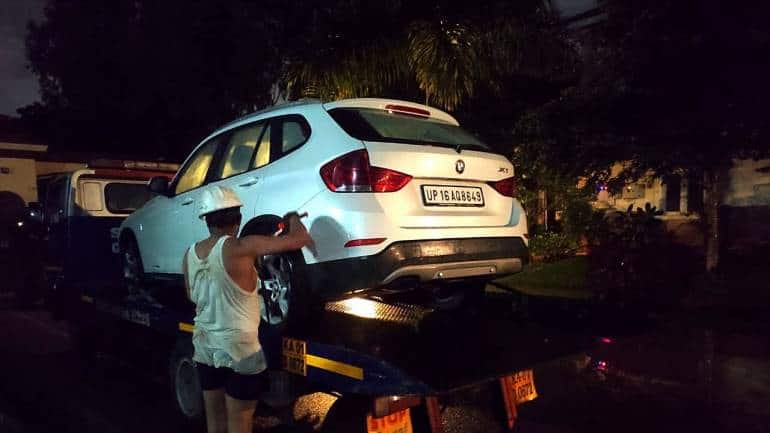 Luxury car stranded in Bengaluru flood being towed away (Credit: Debnath)