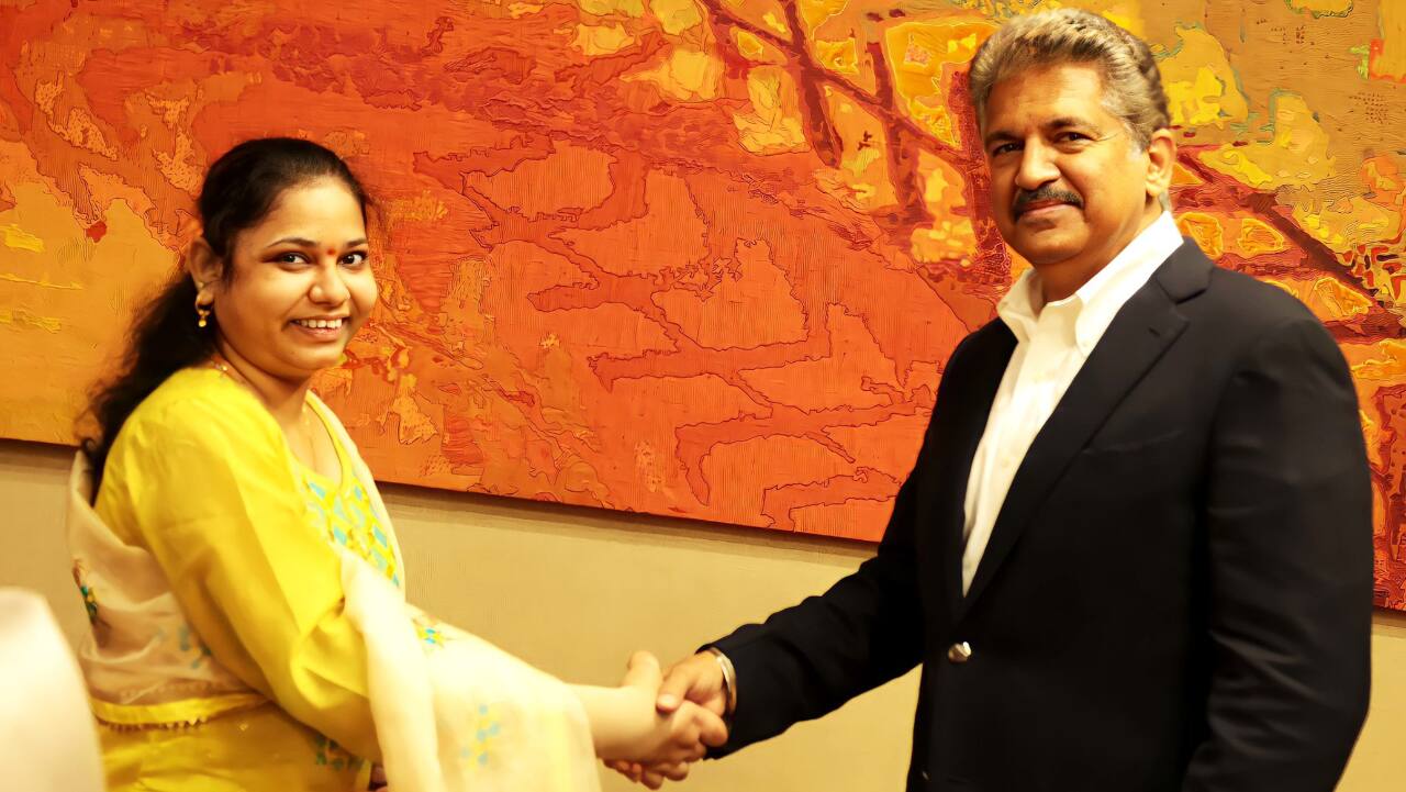 Anand Mahindra's Monday motivation: Woman who lost her hands, doctors who replaced them