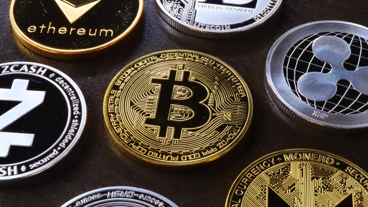 Bitcoin falls below ,000, Ethereum and other tokens fall