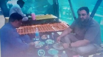 A widely-circulated image shows Cyrus Mistry eating with his driver (Image credit: ParsiZoroastriansWorldwide/Facebook)