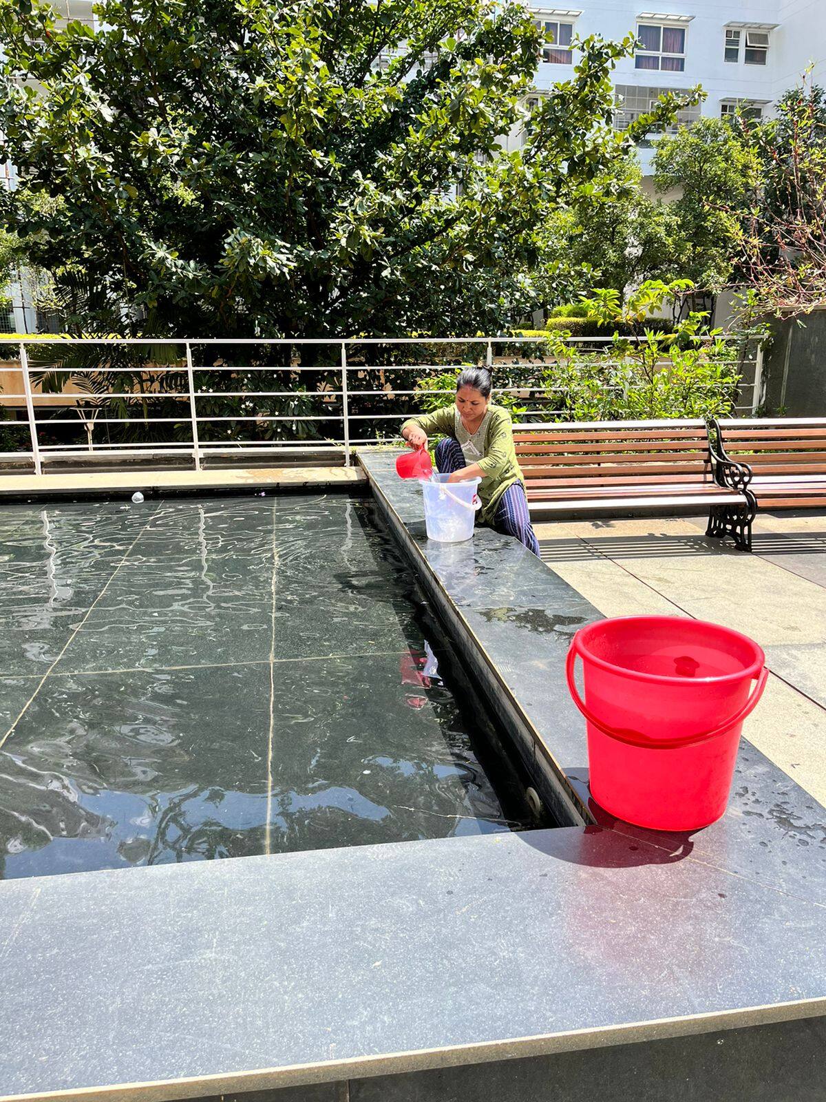 A lady collecting water from fountain in Yemalur Source: Surbhi Bhatia