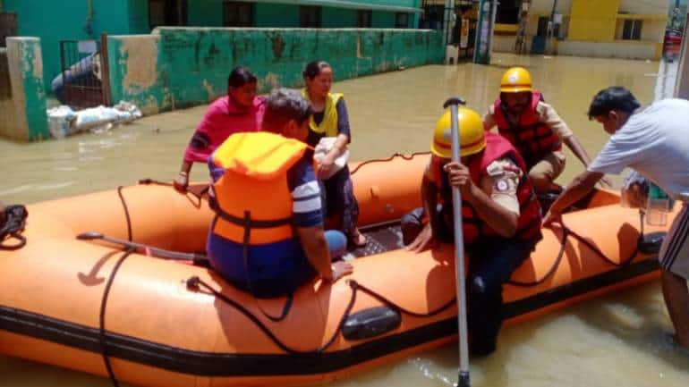 Volunteers rescuing people in Bengaluru (Credits: Manju Mehra, Namma Team)