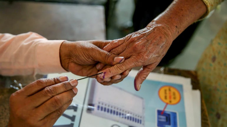 EC 80 वर्ष से अधिक उम्र के मतदाताओं के लिए घर से वोट करने का विकल्प लेकर  आया है