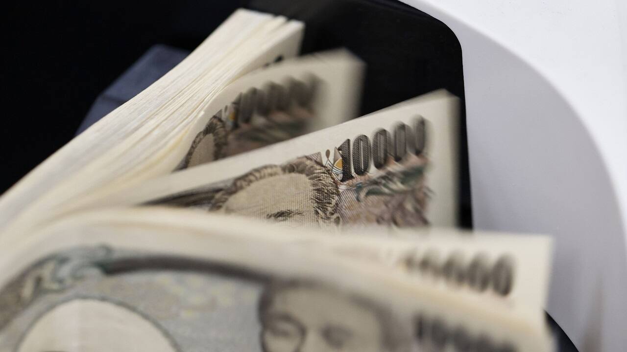 Yen falls to fresh 24-year low as US-Japan policy gap weighs
