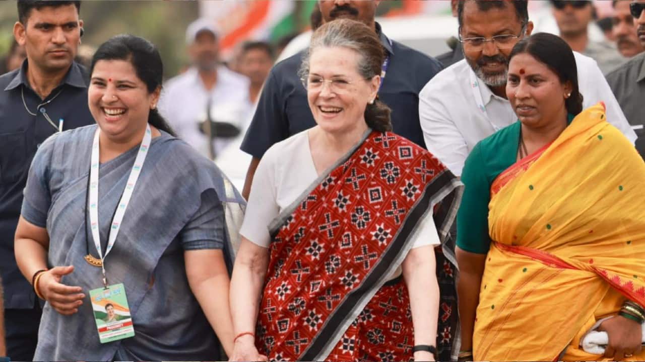 Sonia Gandhi joins Rahul, other Congress leaders during 'Bharat Jodo Yatra'  in Karnataka