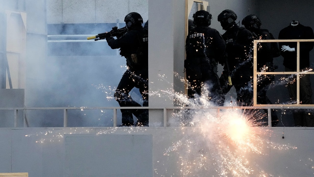 Members of the South Korean Police Special Operation Unit participate during national comprehensive counter-terrorism training in Goyang, South Korea, October 27. Several governmental agencies including the country's police department, coast guard, defense ministry, fire department and intelligence agency took part in the exercise. (Image: AP/Lee Jin-man)