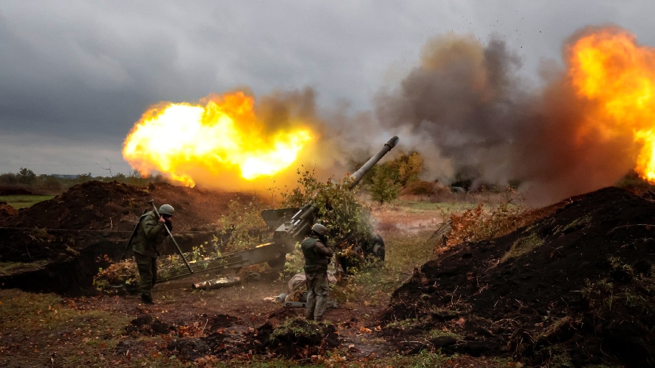 Servicemen fire from their 152-mm gun 2A36 «Giatsint-B» howitzer from their position at Ukrainian troops at an undisclosed location in Donetsk People's Republic, eastern Ukraine, October 11. (Image: AP)