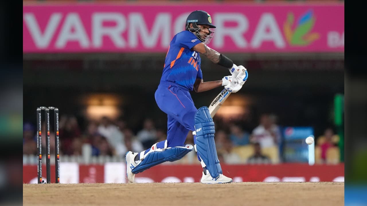 Chasing 279, India lost stand-in skipper Shikhar Dhawan (13) early. (Image: AP)