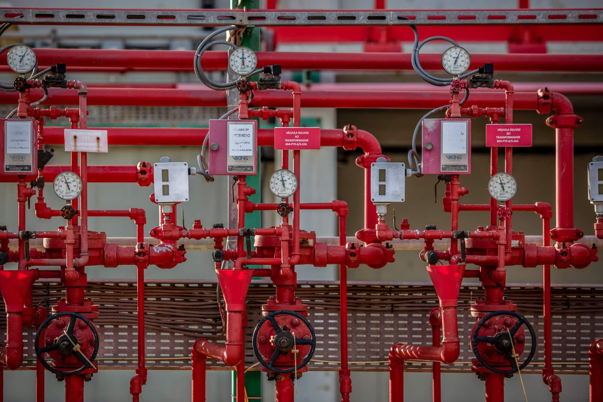 Oil edges higher as market tightness outweighs slowdown concerns