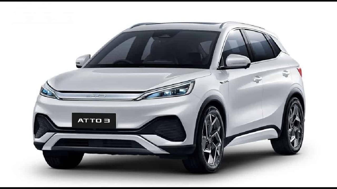 BYD Atto 3 | Chinese manufacturer BYD (Build Your Dreams) recently launched the Atto 3 electric SUV. In terms of design, the Atto 3 looks like any typical SUV but with its unique touches. The front features a sleek set of headlamps with a chrome strop connecting the two, no grille to speak of, and a nice-looking bumper complete with a faux, silver skid-plate. The rear windscreen is steeply raked and the tail gate features wrap around tail lamps. Powering the Atto 3 is a 60.48 kWh battery pack, which, in turn, powers a 204 PS/310 Nm permanent magnet synchronous electric motor. According to the company, the SUV is capable of completing up to 521 km on a single charge as per ARAI. A recent teaser released by the company showcases the interiors of the car with a rotating screen for the infotainment system. This will be a very unique offering and allows you to choose whether you want your screen in portrait mode or landscape. The BYD Atto will be making its way to the Indian markets by way of the SKD (semi knocked-down) route. This should mean a sticker price of roughly Rs 25-35 lakh, putting it in competition with the likes of MG ZS EV and Hyundai Kona electric. Bookings are currently underway for a token amount of Rs 50,000. (Image: BYD)