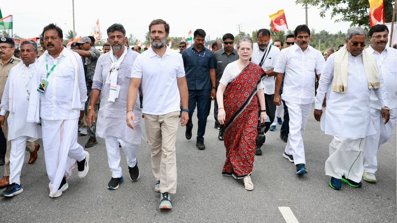 Sonia Gandhi joins Rahul, other Congress leaders during 'Bharat Jodo Yatra'  in Karnataka