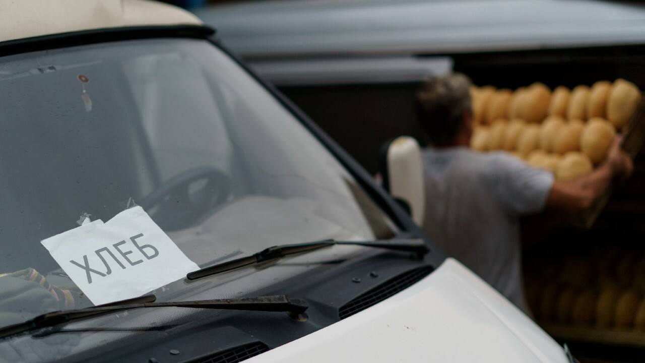 The added transportation costs increased the price of bread. So has the inflation rate, which is about 20 percent in Ukraine. “People’s income has decreased, and people are just buying cheaper products at the moment,” Milov says. His bakers have even had to change the recipe of their bread to keep the price affordable as long as possible. (Image: AP)