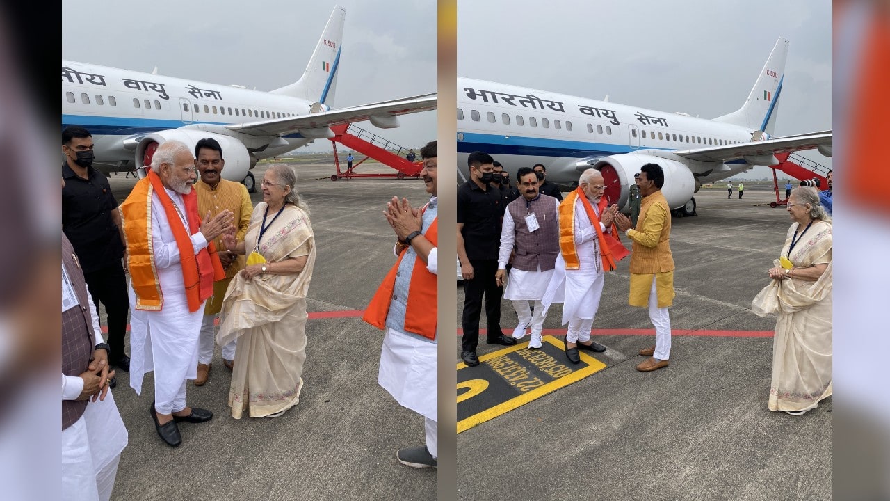 On his arrival at the Indore airport, PM Modi was welcomed by State Ministers Narottam Mishra and Tulsi Ram Silawa, former Speaker Sumitra Mahajan and other dignitaries. (Image: ANI) (With input from agencies)