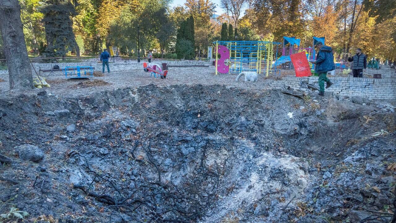 Russia on October 10 retaliated for an attack on a critical bridge by unleashing its most widespread strikes against Ukraine in months. (Image: AP)