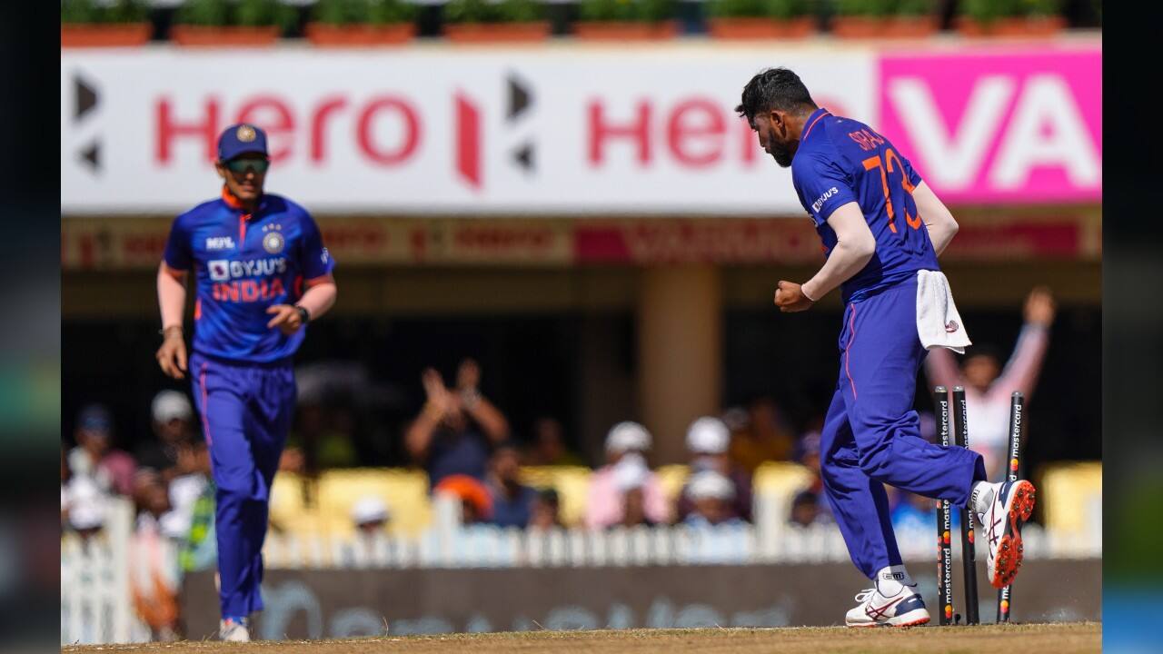 Siraj struck to remove Hendricks and South Africa lost momentum. (Image: AP)