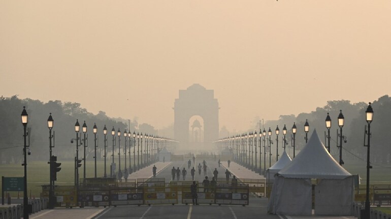 A day after Diwali, Delhi air quality turned 'very poor' on October 25 morning. The national capital was wrapped in a blanket of smog as the air quality remained in the very poor category with the overall air quality index (AQI) 323. (Image: AFP)