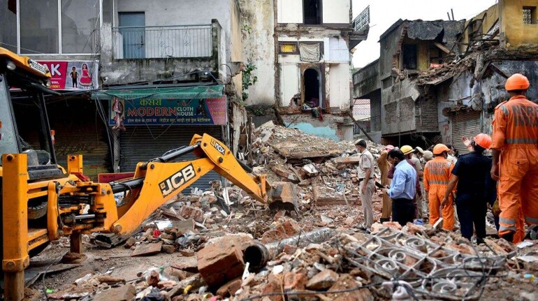 5 injured as roof of building collapses in Delhi