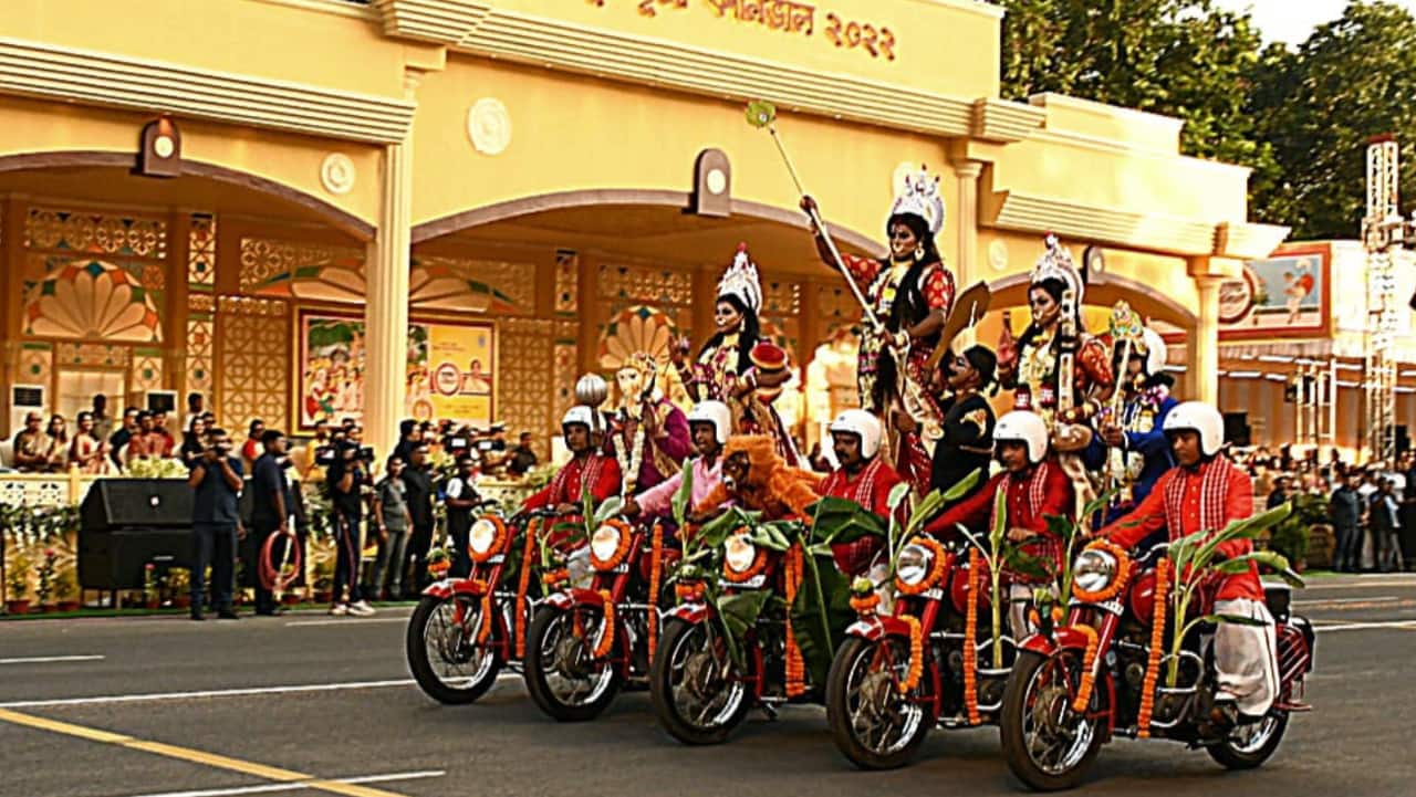 Every puja committee was given three minutes for cultural performances near the main dais where Banerjee was sitting along with her cabinet colleagues, top government officials and other dignitaries. (Image credit: @ATANUBA22595125/Twitter)