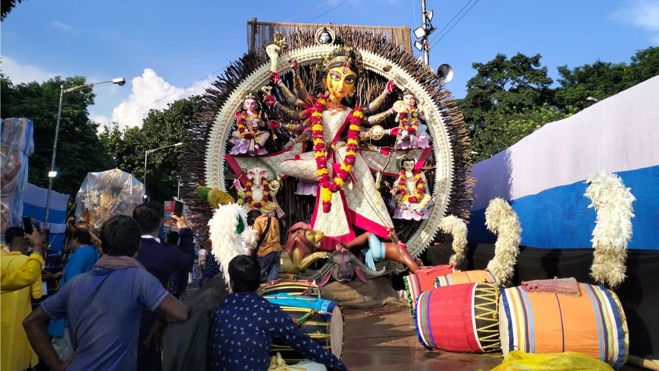 The Durga Puja carnival audience consisted Chief Minister Mamata Banerjee, representatives of UNESCO and diplomats of different countries. (Image credit: @TreesFowlUtter/Twitter)