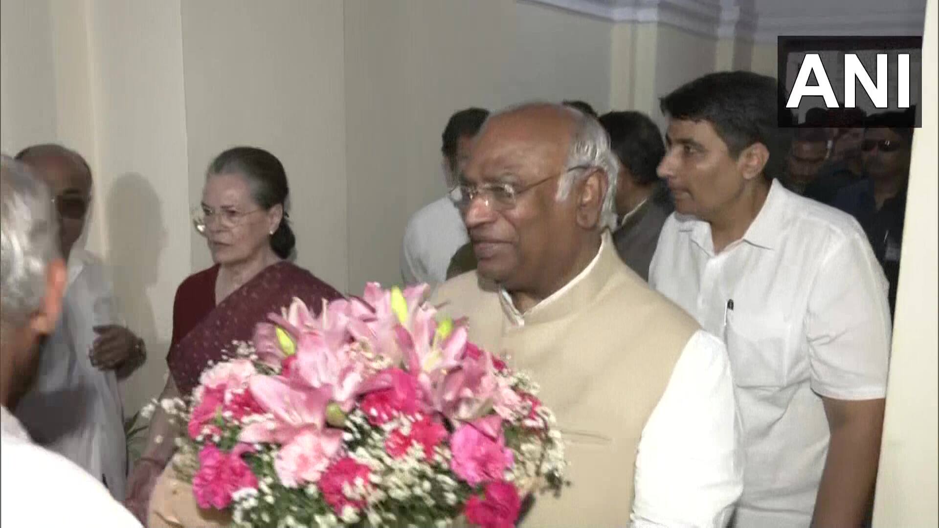 Sonia, Rahul by his side, Mallikarjun Kharge takes over as Congress chief