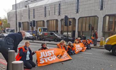 Just Stop Oil blocks road in the UK. (Photo: Juststopoil.org)