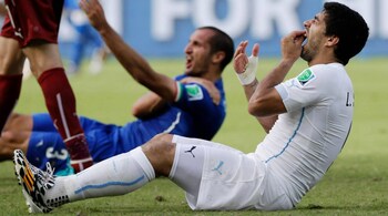 In the 2014 World Cup, Uruguay's Luis Suárez (right) bit Italian Giorgio Chiellini and faced the longest FIFA World Cup ban in history. (Photo: Twitter)
