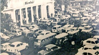 Nirula's, Connaught Place, in 1989 (Image via Twitter/@IndiaHistoryPic)