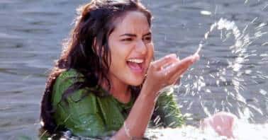 Madhoo as Roja in a still from the 1992 film 