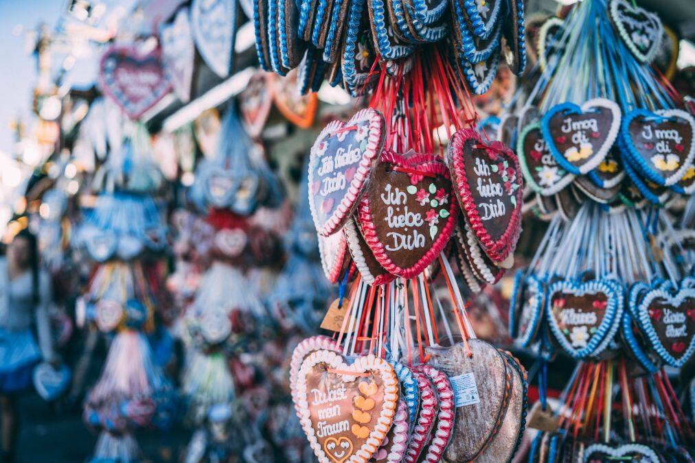 Classic gingerbread souvenirs at Oktoberfest. (Photo by Sebastian Lehner)