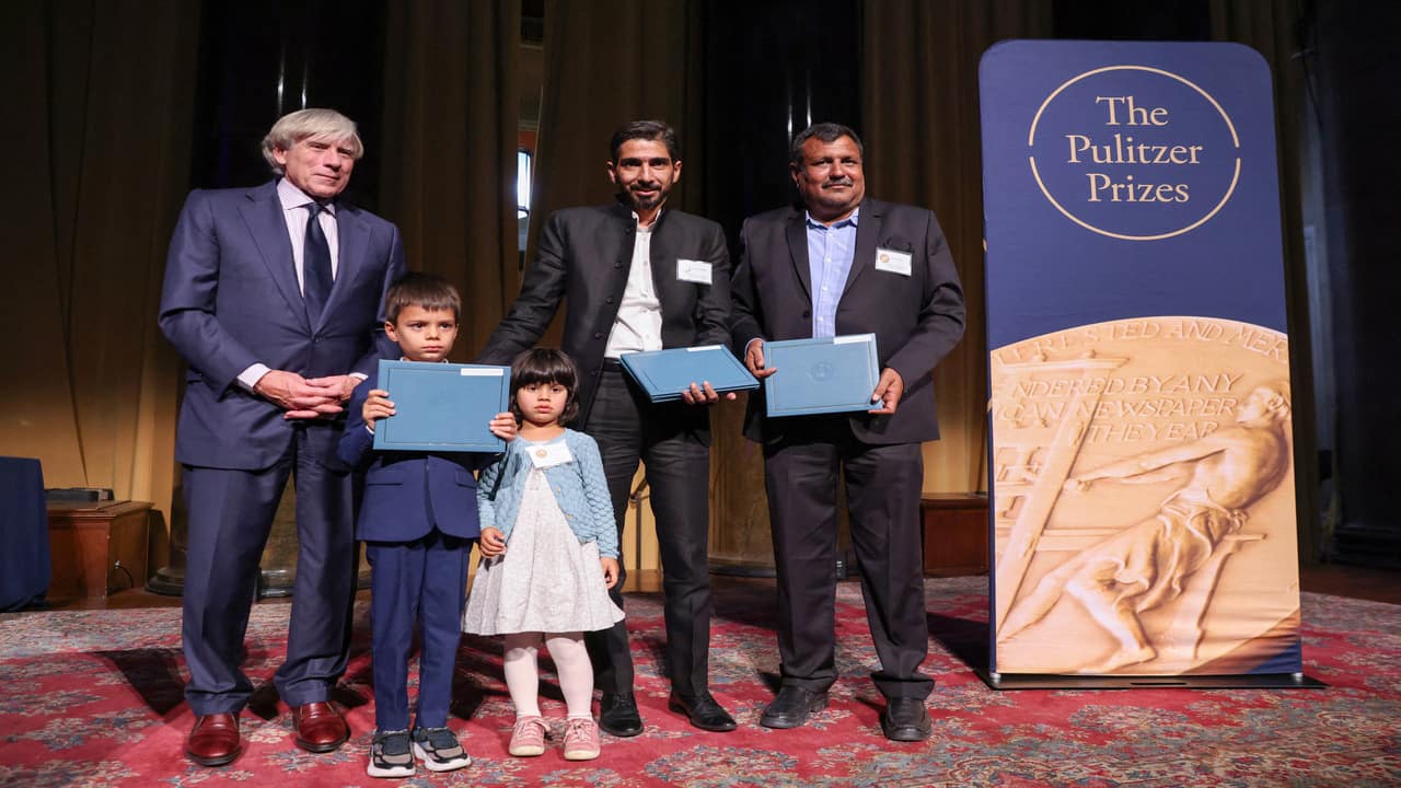 Danish Siddiqui’s children, aged 6 and 4, accept his Pulitzer prize