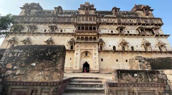 Datia Palace is impossible to miss when you’re driving along National Highway 44 from Gwalior to Orchha.