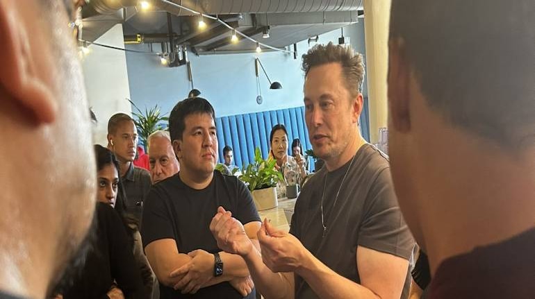 Elon Musk chats with Twitter employees in new photos from office visit