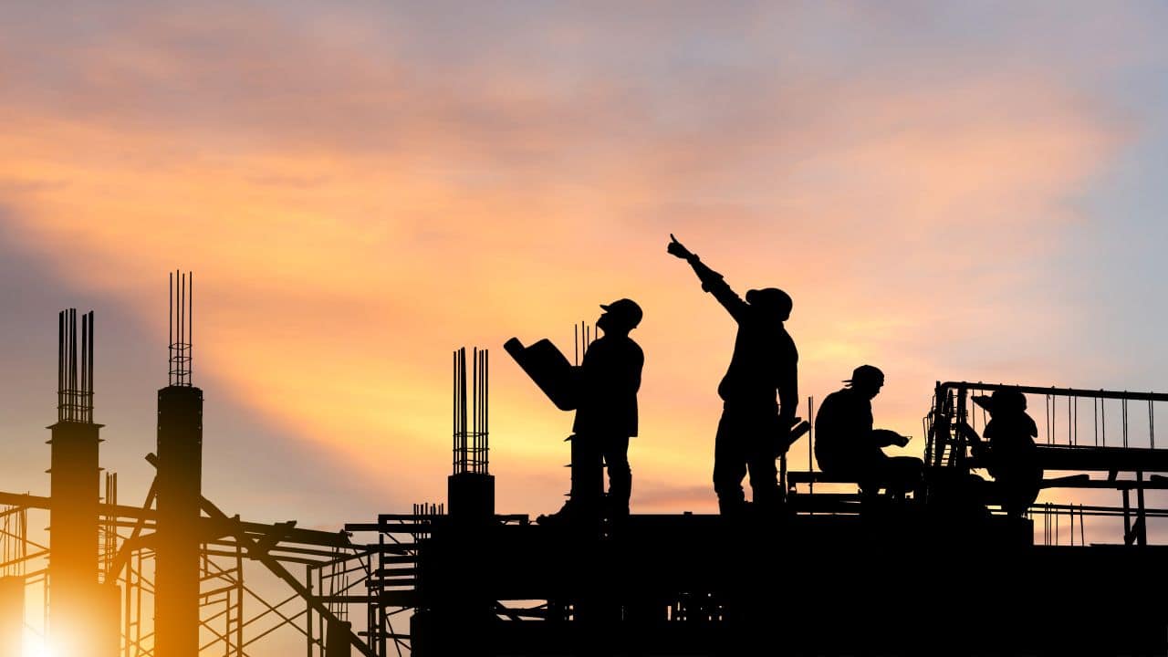 Silhouette,Of,Engineer,And,Worker,On,Building,Site,,Construction,Site