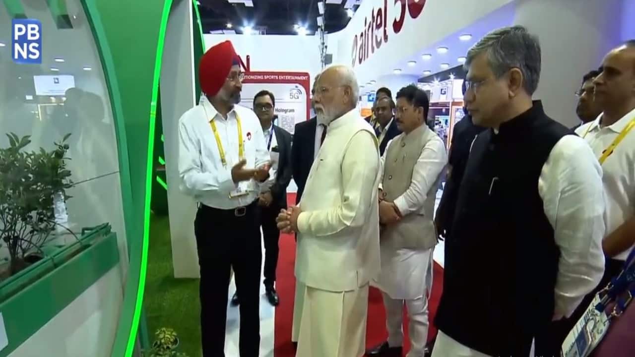  takes reviews how 5G technology can be used efficiently in Smart Farming.