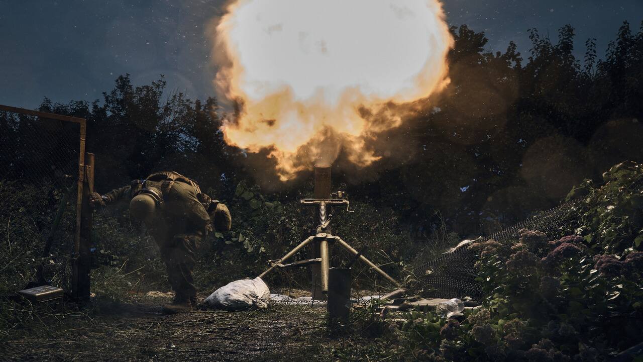 7) Ukrainian soldiers fire in the recently retaken city of Kupiansk, in the Kharkiv region, Ukraine, Friday, Sept. 23, 2022. Russian and Ukrainian forces exchanged missile and artillery barrages on Thursday as both sides refused to concede ground despite recent military setbacks for Moscow and the toll on the invaded country after almost seven months of war. (AP Photo/Kostiantyn Liberov) 